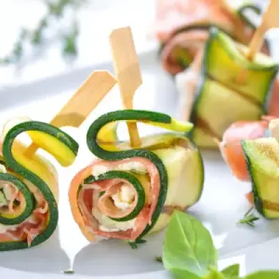 Rotolini di zucchine con crudo e robiola